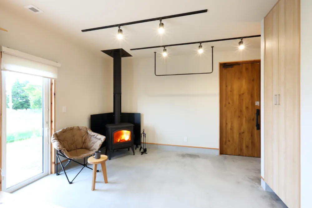薪ストーブのある土間