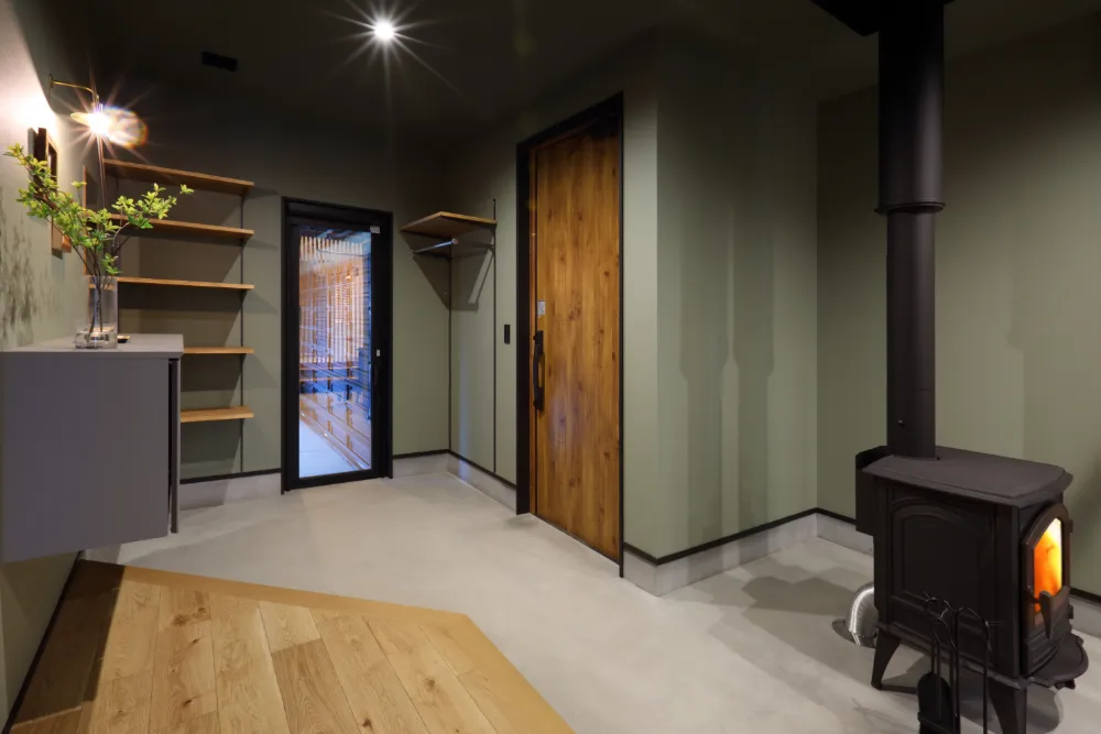 インナーガレージと薪ストーブのあるインダストリアルな家