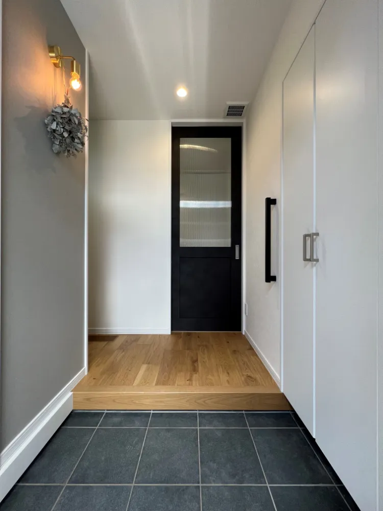 黒のこだわりの家