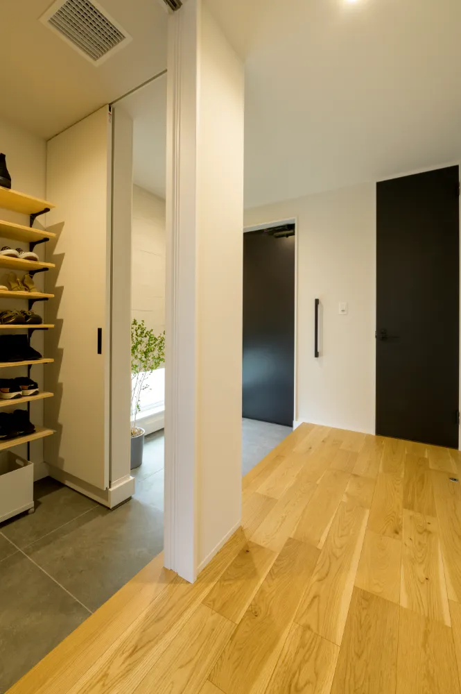 「黒」で包む、洗練されたアーバンスタイル