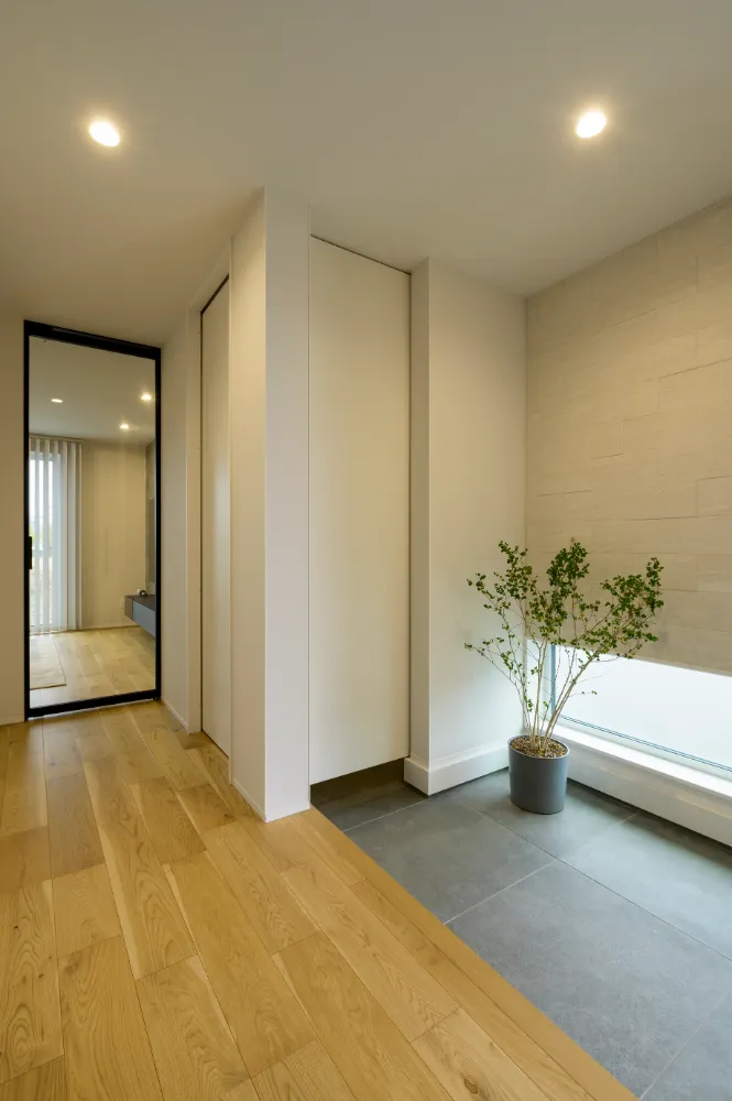 「黒」で包む、洗練されたアーバンスタイル