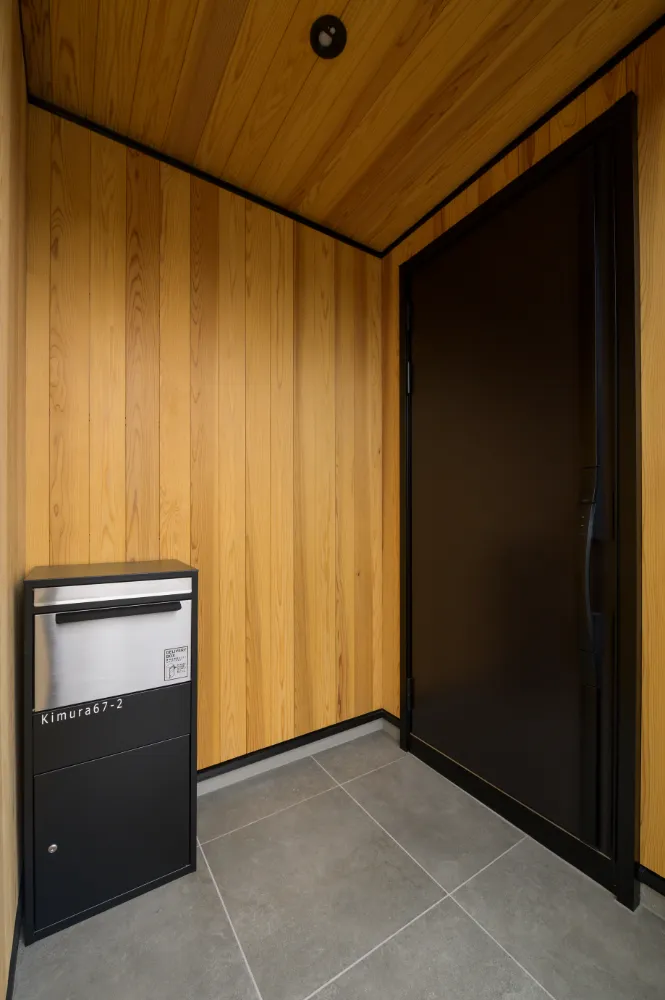 「黒」で包む、洗練されたアーバンスタイル