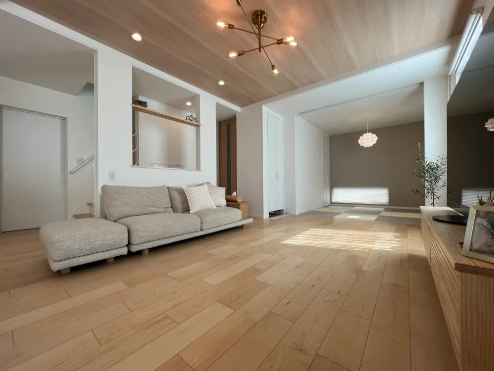 インテリアや小物が映えるシンプルハウス