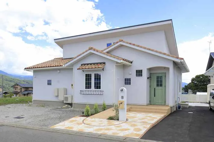 ふたりの暮らしに寄り添う南欧風デザインの明るい平屋