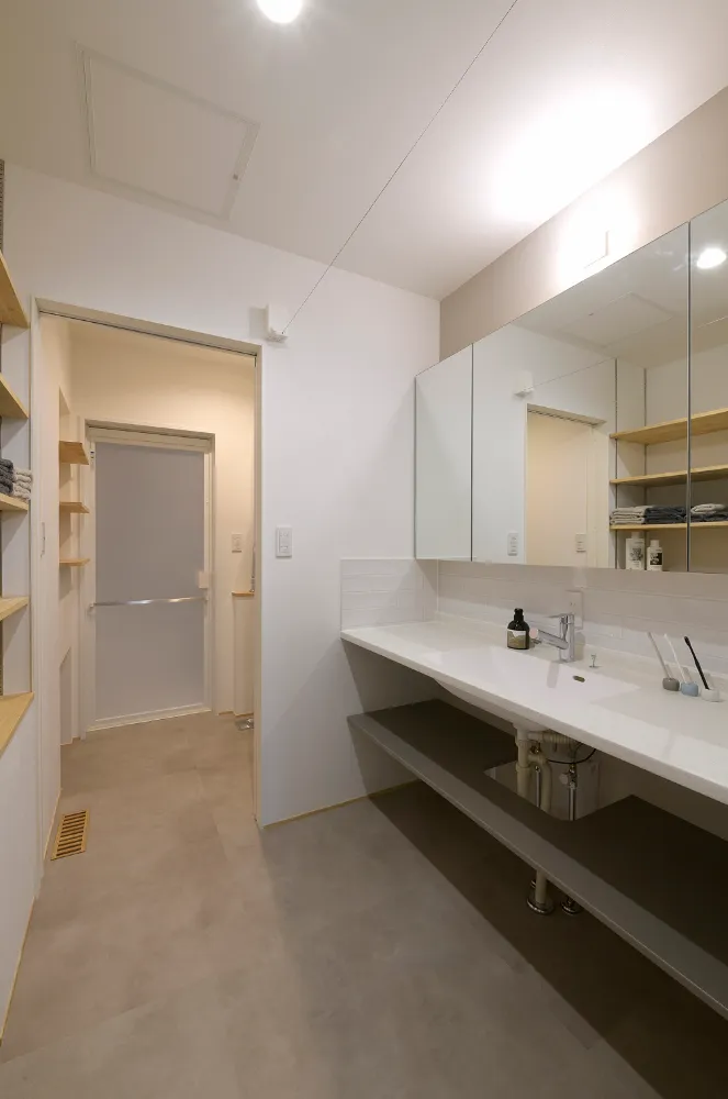 吹き抜けの光とともに四季を感じる住まい