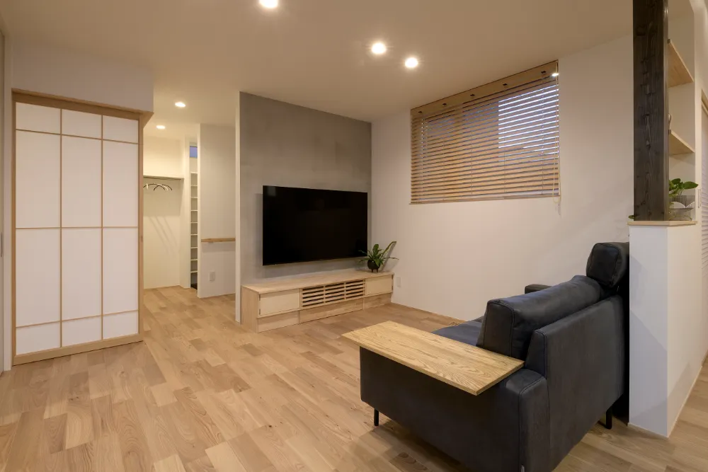 吹き抜けのダイニングがある家