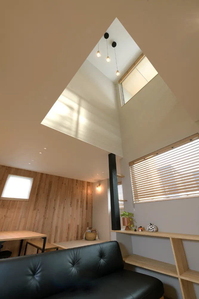 吹き抜けの光とともに四季を感じる住まい