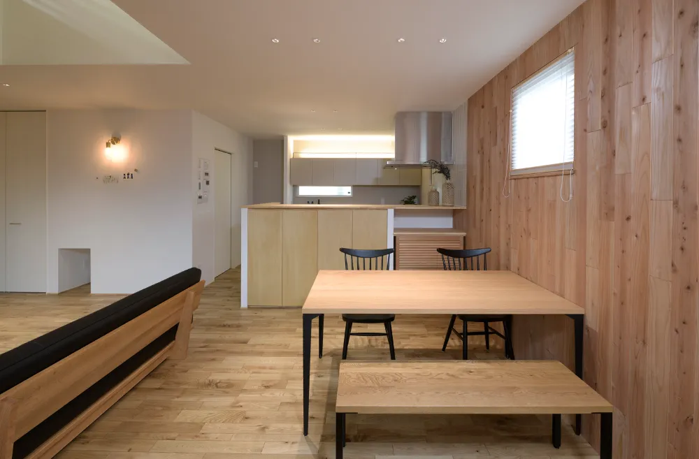 吹き抜けの光とともに四季を感じる住まい