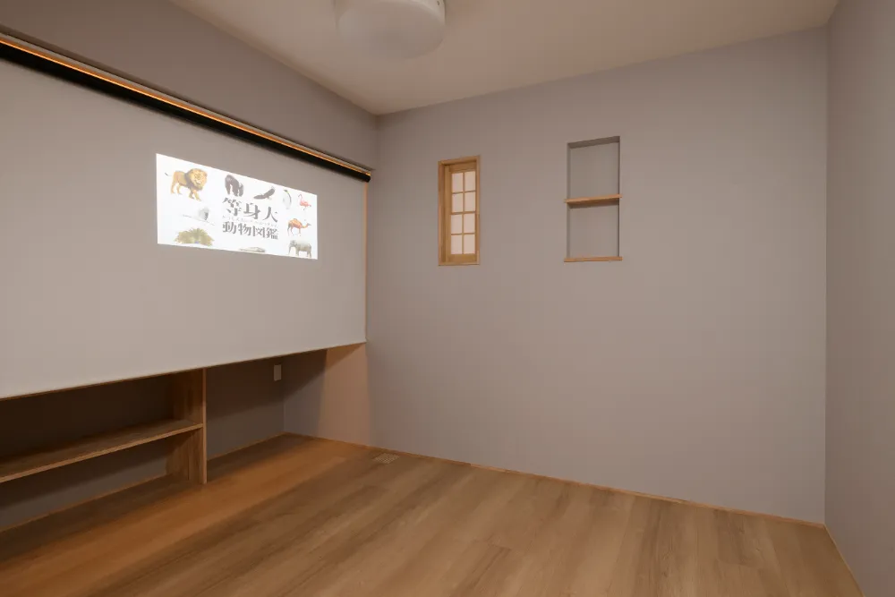 吹き抜けのダイニングがある家