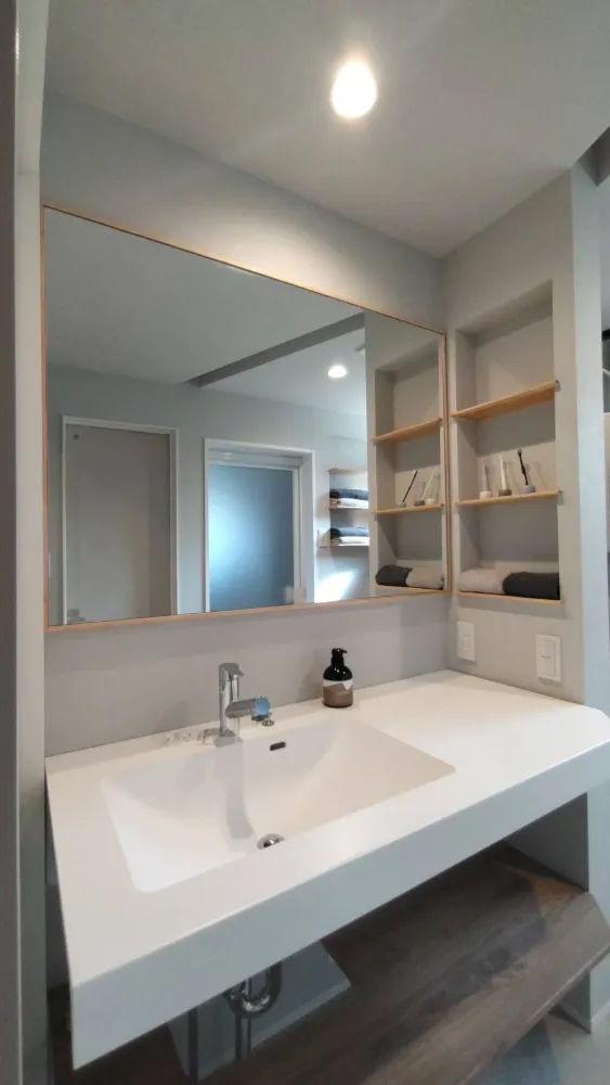 2階リビングにつながる屋上広場のある家