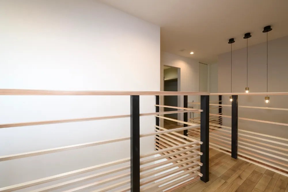 吹き抜けの光とともに四季を感じる住まい