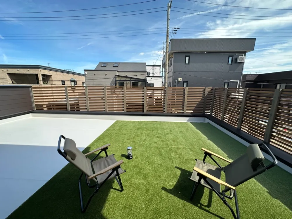 2階リビングにつながる屋上広場のある家