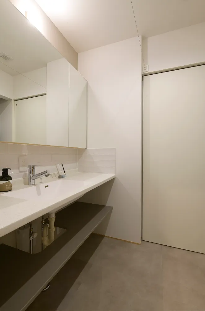 吹き抜けの光とともに四季を感じる住まい