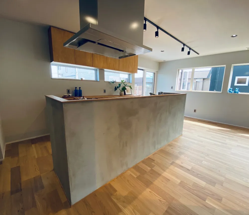 2階リビングにつながる屋上広場のある家