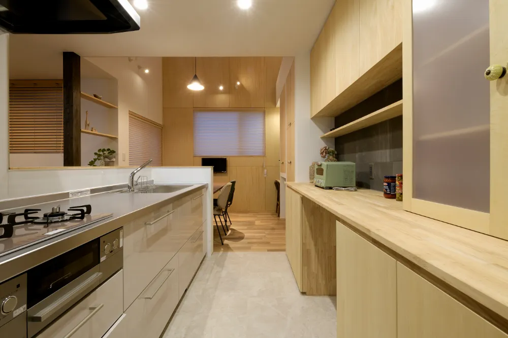 吹き抜けのダイニングがある家