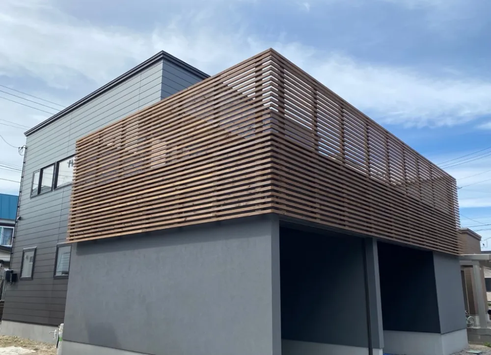 2階リビングにつながる屋上広場のある家