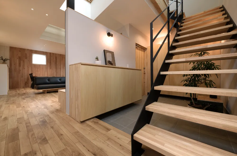 吹き抜けの光とともに四季を感じる住まい