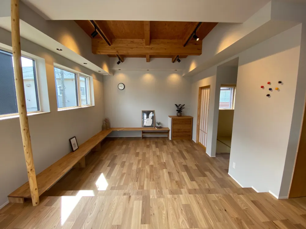 2階リビングにつながる屋上広場のある家