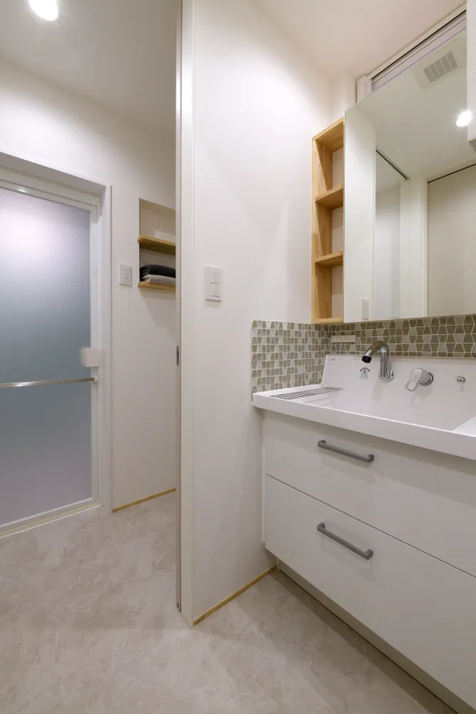 吹き抜けのダイニングがある家