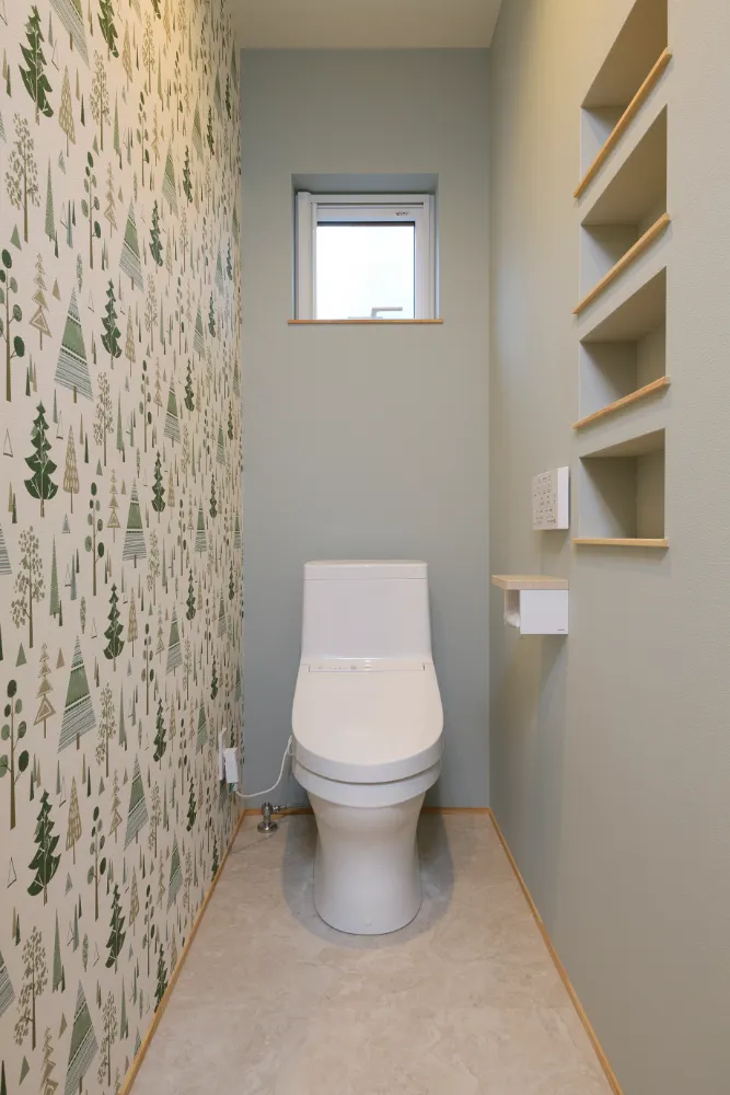 吹き抜けのダイニングがある家