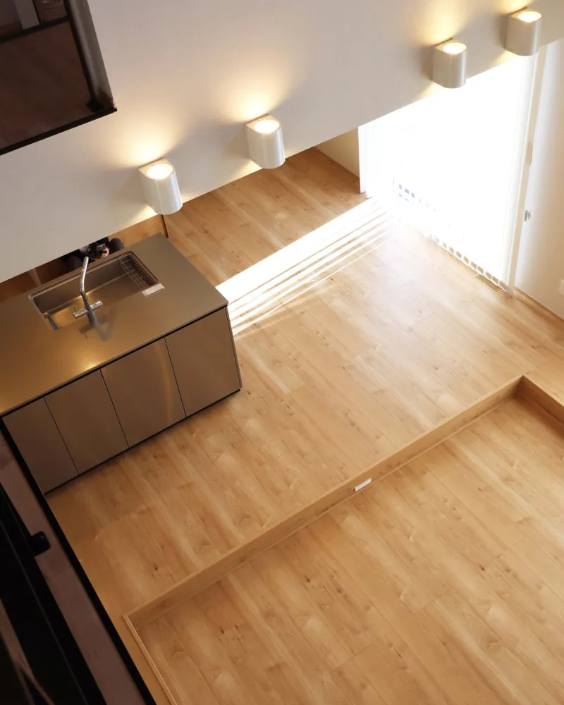 光のラインが描き出す、上質な木の温もりに包まれた大空間LDK