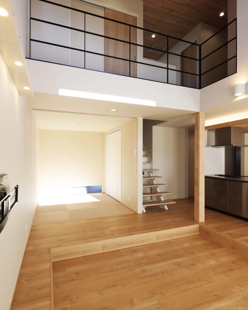 和のやさしさが広がる、吹き抜けリビングの家