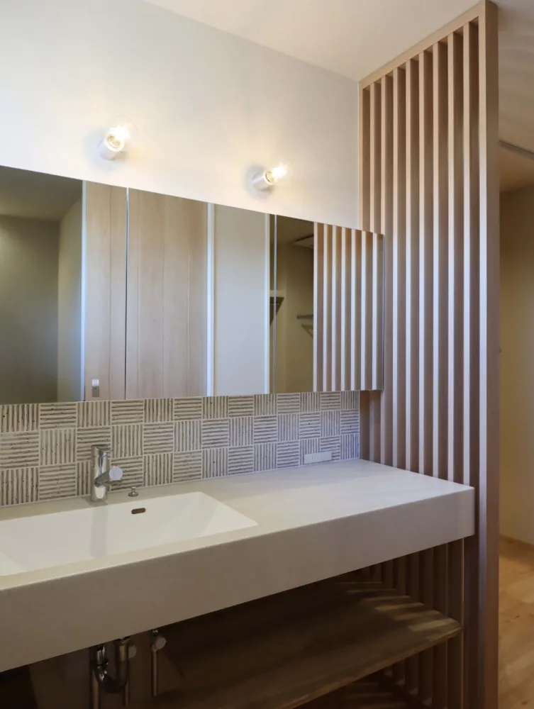 和のやさしさが広がる、吹き抜けリビングの家