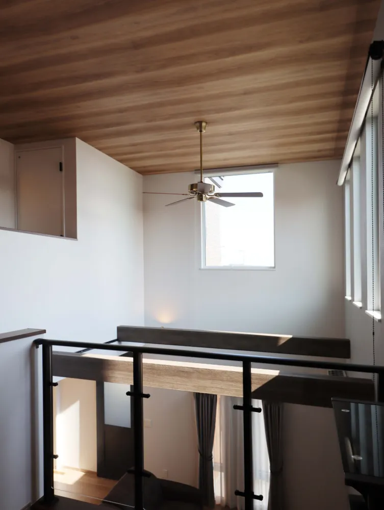 空間を豊かに彩る、天井の木目美