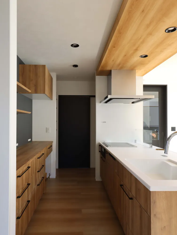 木目が包み込む、落ち着きのアイランドキッチン