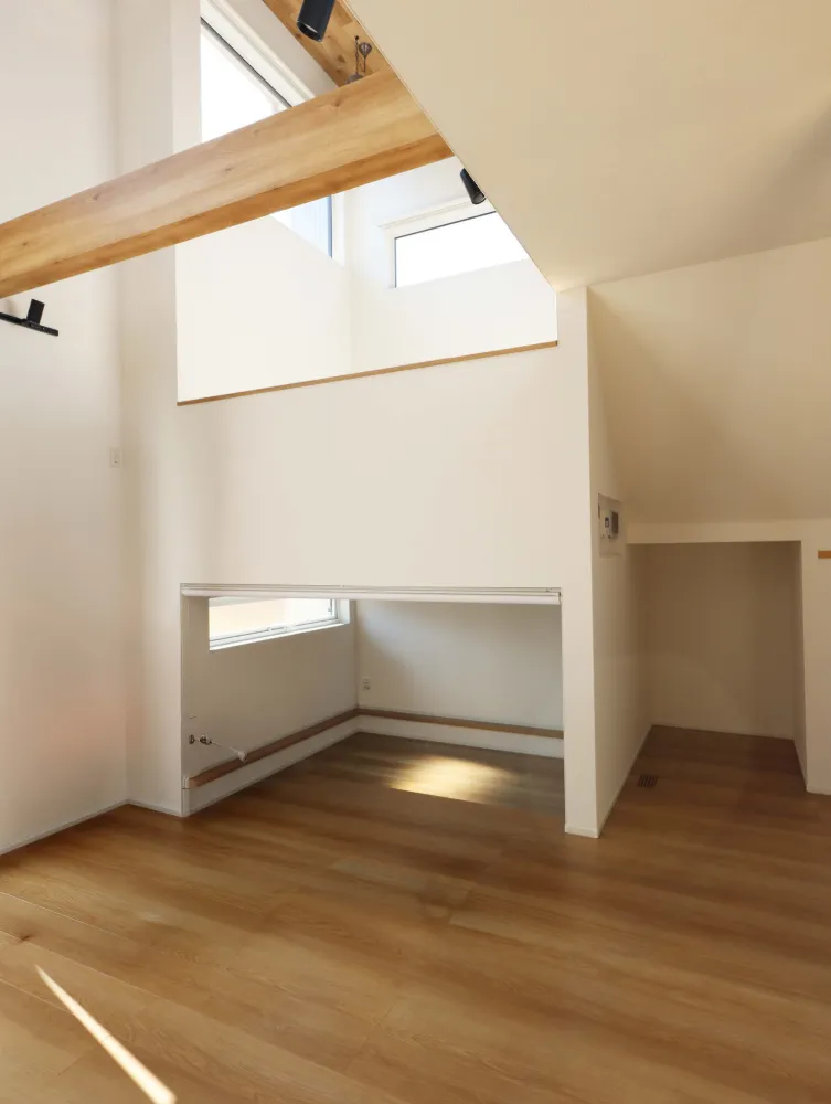 視線が空へと抜ける、ダイナミックな吹き抜け