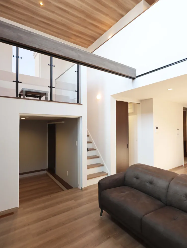 視線が交互に交わる、ダイナミックな立体構成