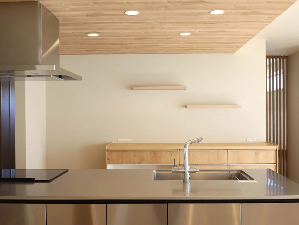 和のやさしさが広がる、吹き抜けリビングの家