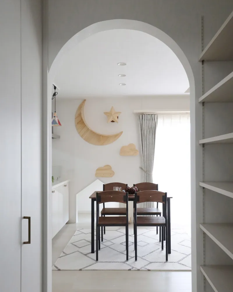 アーチから覗くキャットステップ