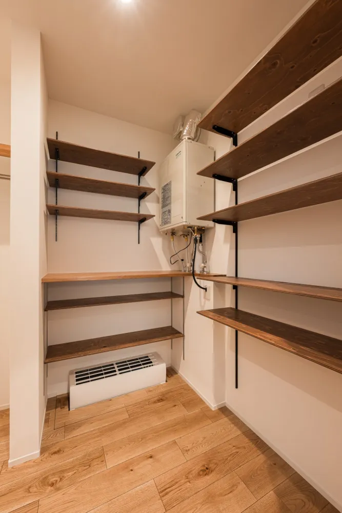 キッチン奥のアーチ型入り口の先には可動棚付きのパントリーあり。食品・日用品のストックや調理器具の収納にぴったり！床下エアコンなど動線の邪魔にならない位置に設備を設置