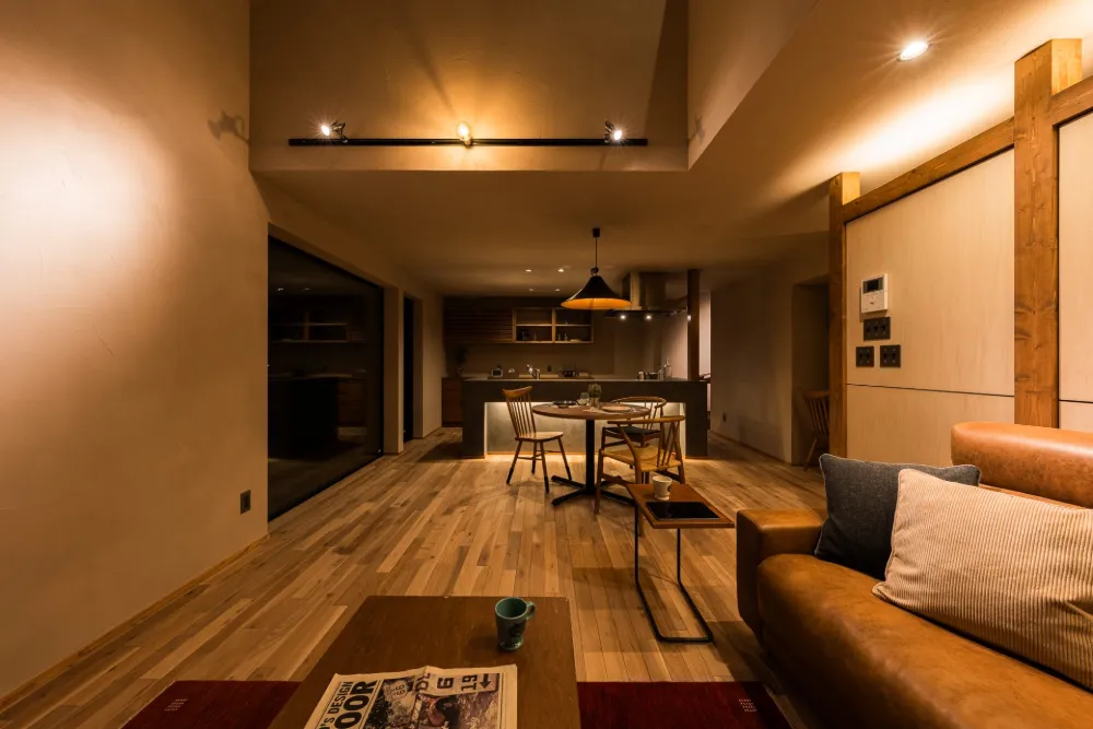 家族が自然と集まる、温かみのあるリビング