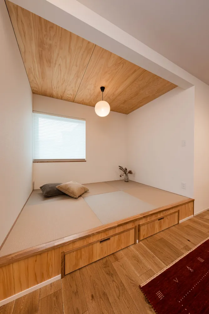 収納スペースも兼ね揃えた、リビングの小上がりスペース