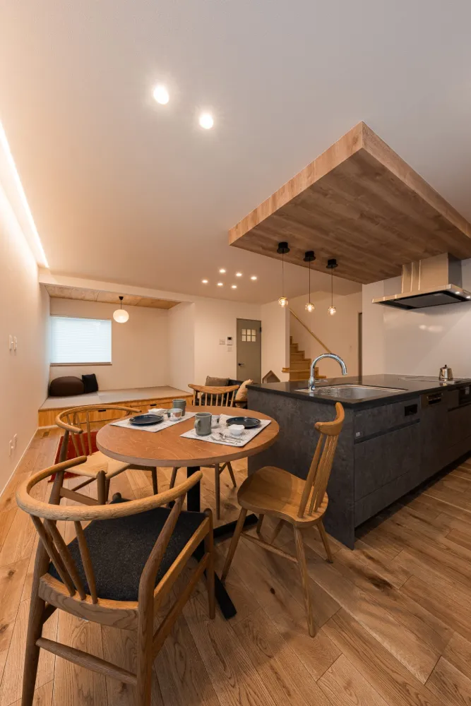 キッチン横にダイニングテーブル。家族やゲストとのコミュニケーションも◎