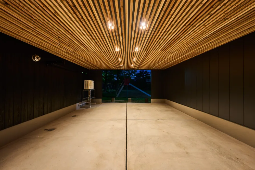 雪かき不要のガレージ。光が灯ると幻想的なガレージへ