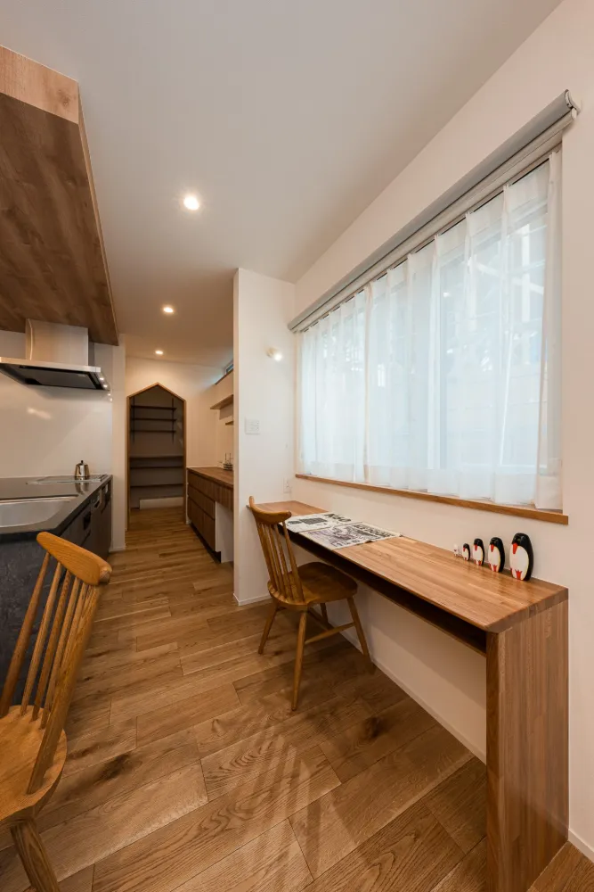 窓際のワークスペースはお子さんの宿題や親御さんの書斎としてなど、活用さまざま！