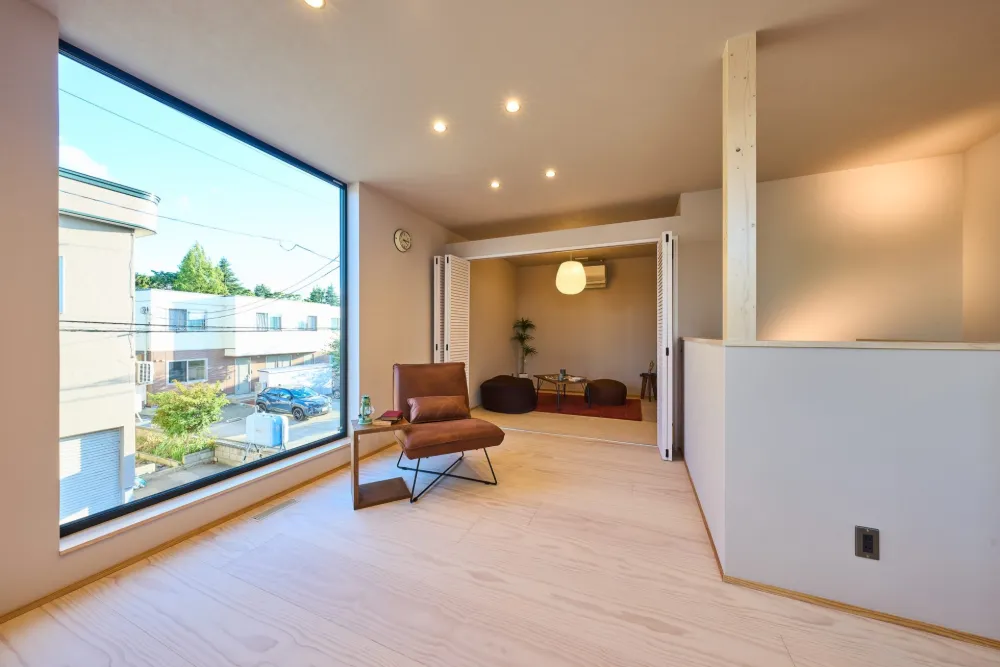 階は子世帯のお住まい。光熱費を考えて西側に窓を配置せず