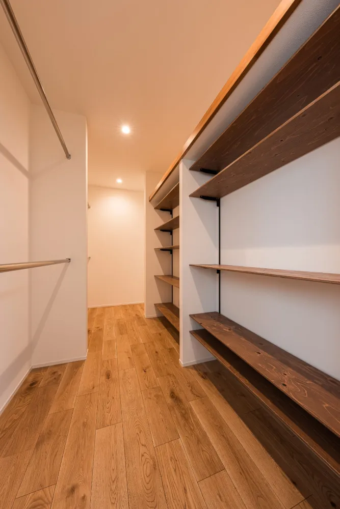 大容量のファミリークローク。稼働棚なので洋服はもちろん、季節物の収納にもぴったり！