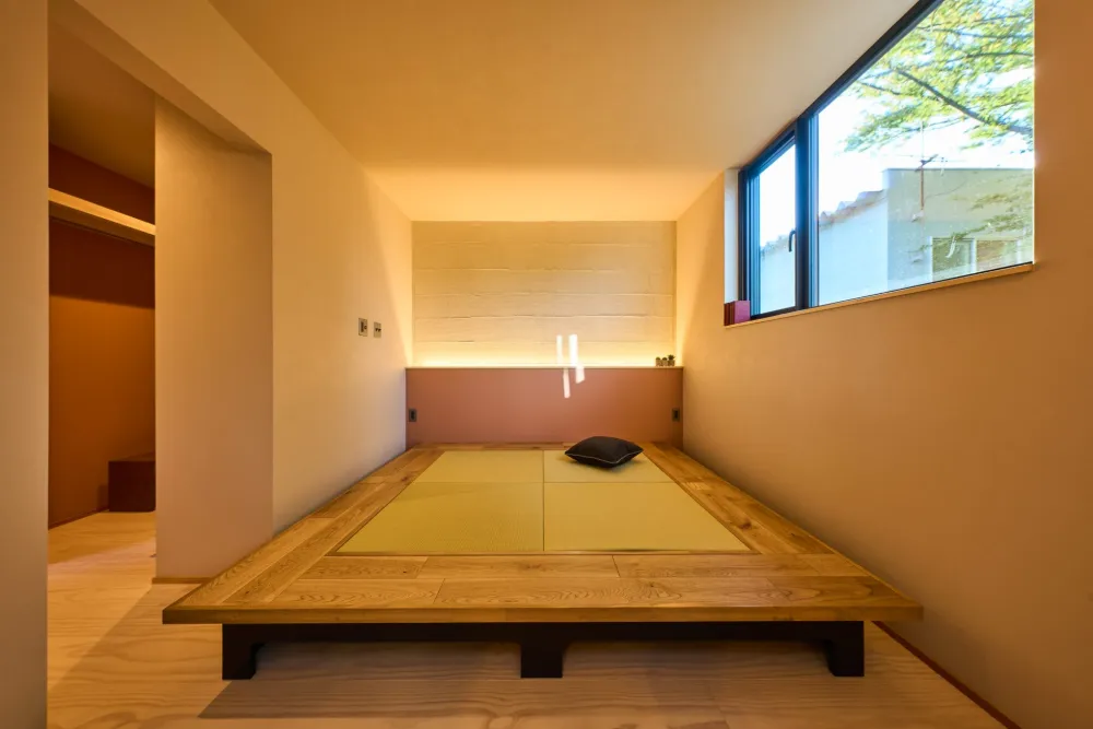 子世帯の居室。小上がりにすることで、ベッドとしても使用可能