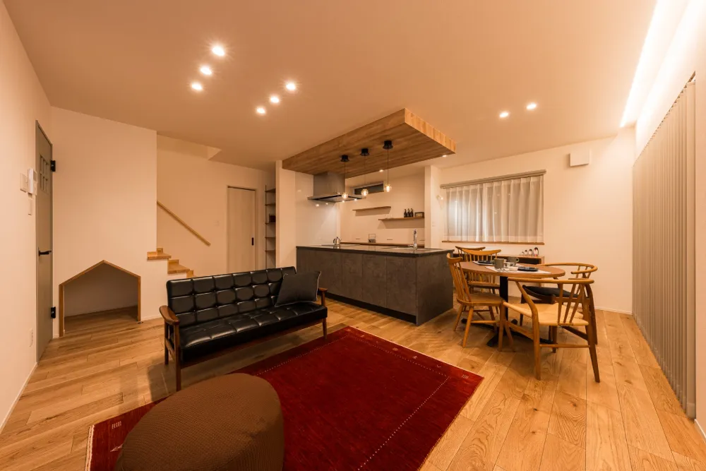 玄関からリビング、キッチンへとスムーズに繋がる動線や収納の工夫など、生活のしやすさを考慮した住宅