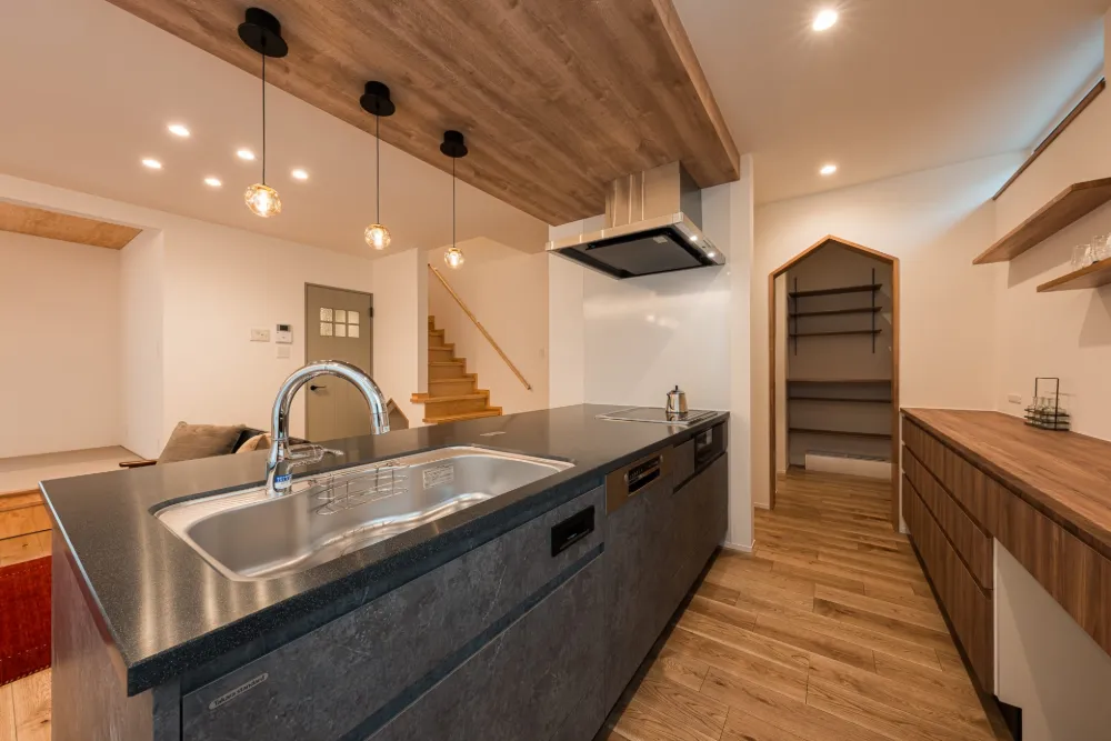 黒系の素材感が印象的なペニンシュラキッチンは、調理・配膳・片付けがしやすい動線が魅力