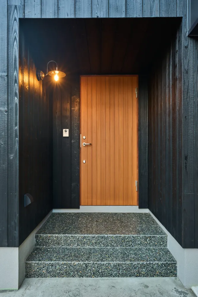 耐久性や耐水性に優れた焼き杉の外壁を採用。木の温もりを感じる和モダンな外観