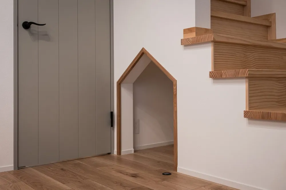 階段下のスペースを活用した可愛らしい入口のニッチ。ペットスペースや小物収納など使い方はたくさん！
