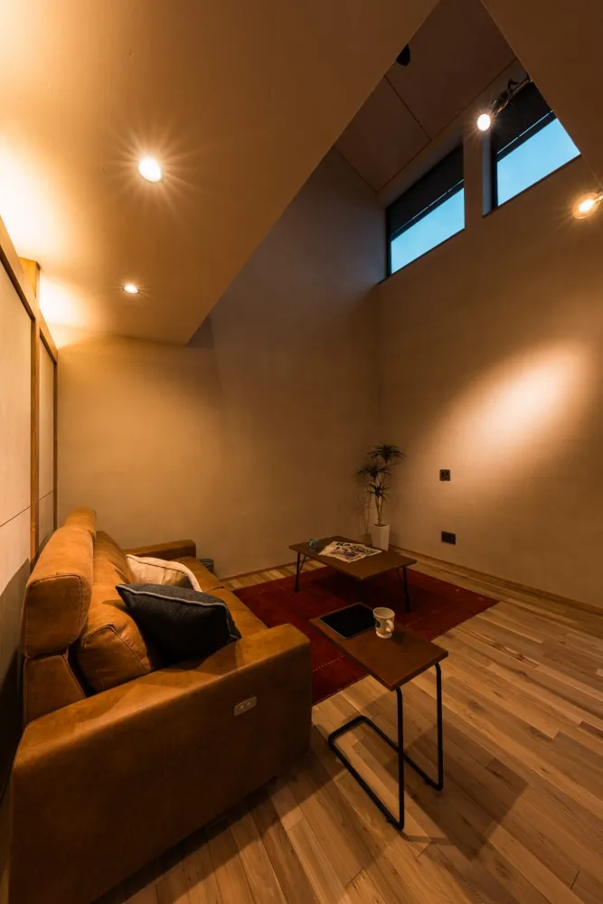 吹き抜け上部から差し込む光が、時間ごとに表情を変える。