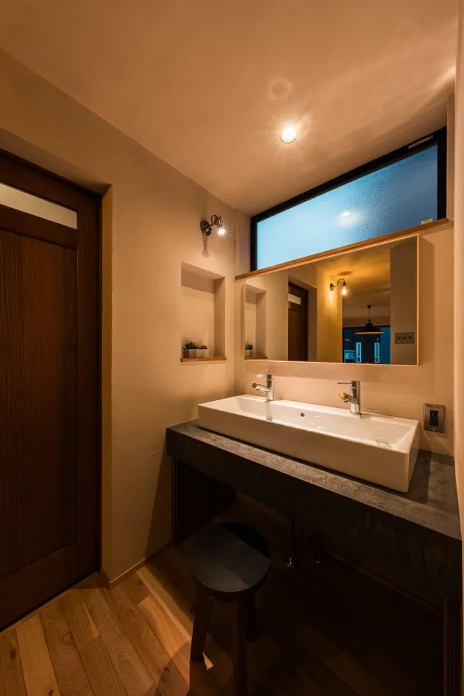 明るさ×おしゃれを取り入れた洗面所は、家族みんなで使えるように十分な広さを確保しました。