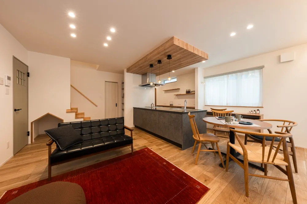 リビングの扉を開けたLDKは、一体感のある広々とした空間