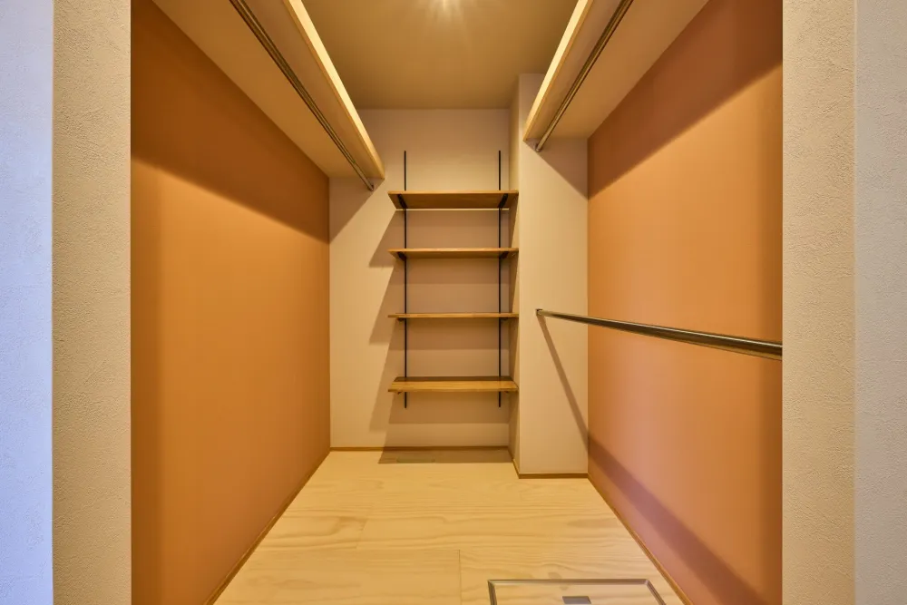 寝室の隣には、大容量のファミリークローク。